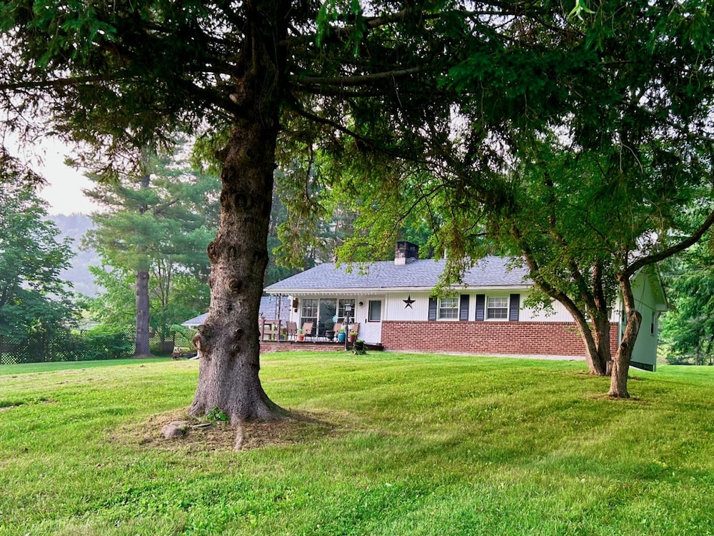 Amazing Hiking Cozy Home Close to Mountns Fireplace