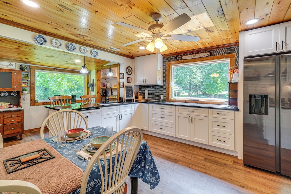 Riverfront Cabin - 6 Mi to Great Smoky Mtns NP!