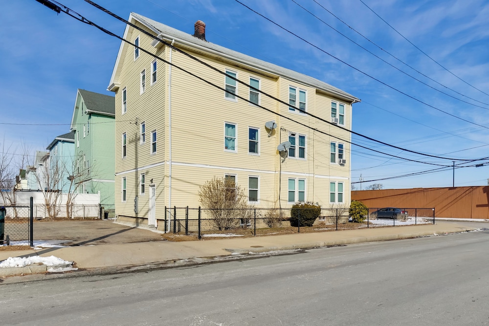 Walk to Roger Williams Park: Apt in Providence!
