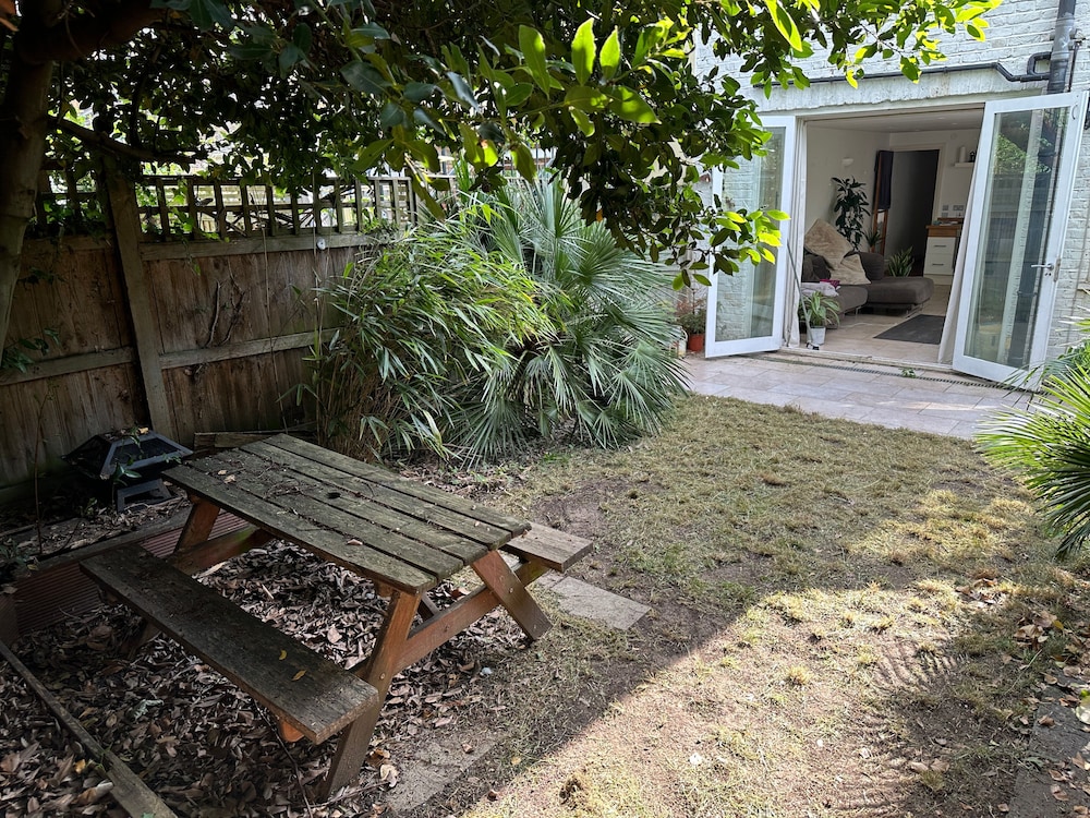 Modern, Spacious 1 Bedroom Garden Flat Sw18