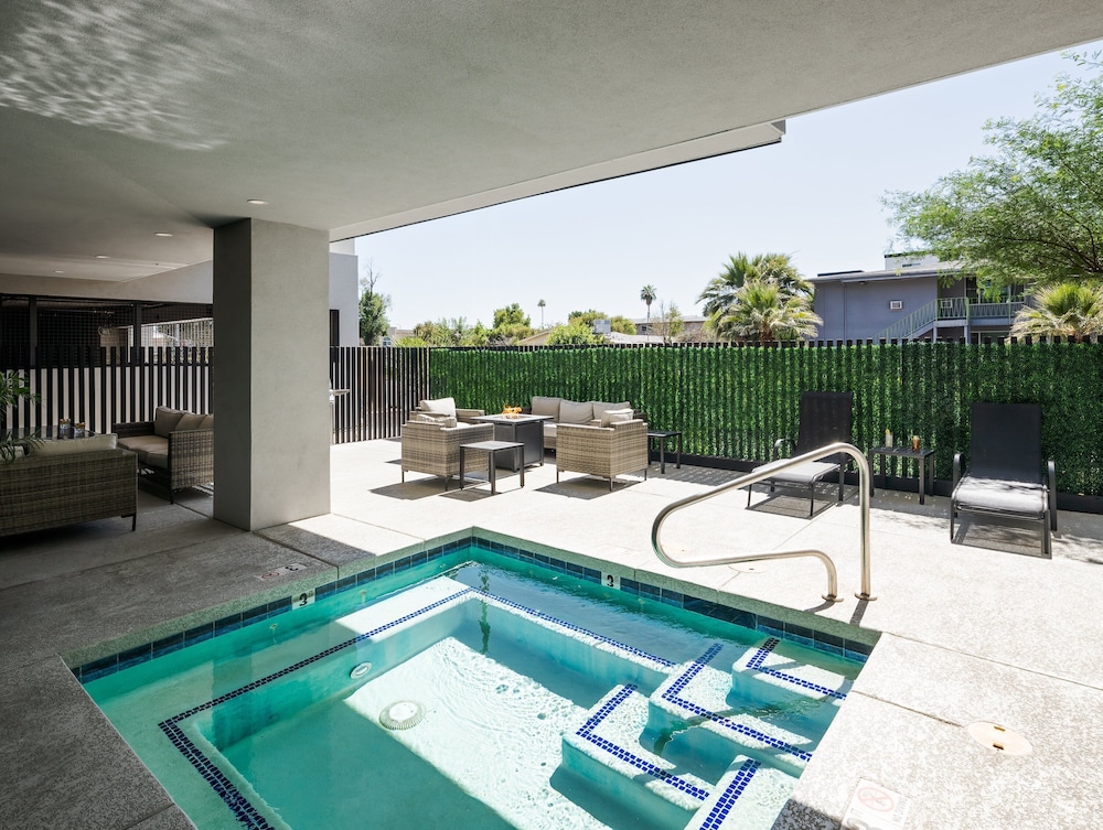 Coach House - Hot Tub - Heart of Old Town