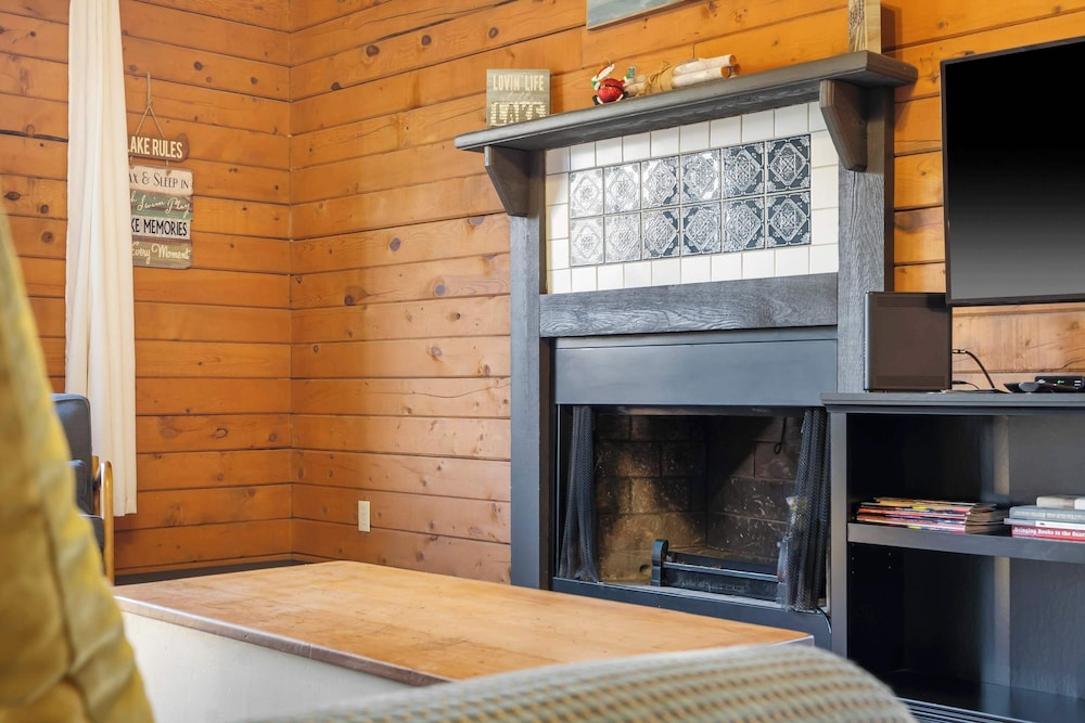 Rustic Shore Cabin Stay for 6