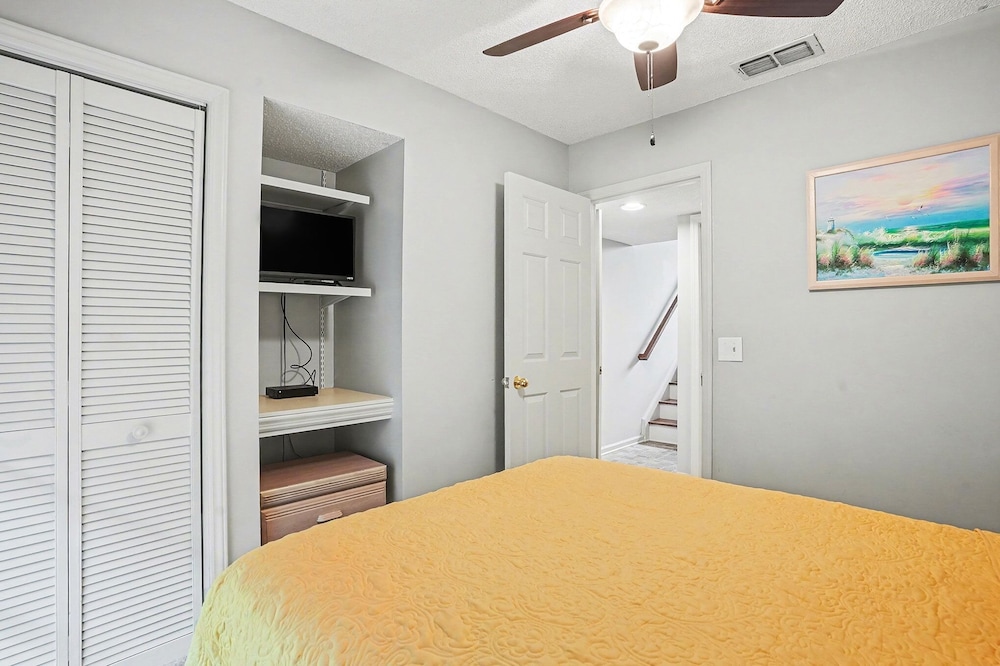 6F Cumberland - split level, 2 bedroom villa, full access!! 2 Condo
