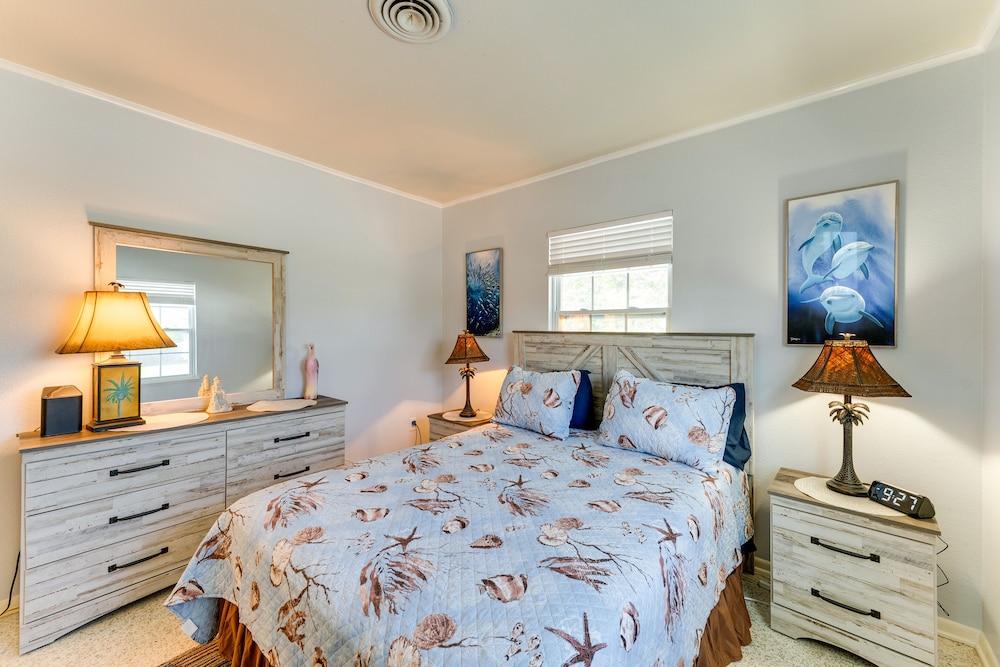 Pet-friendly Venice Vacation Rental, 3 Mi to Beach