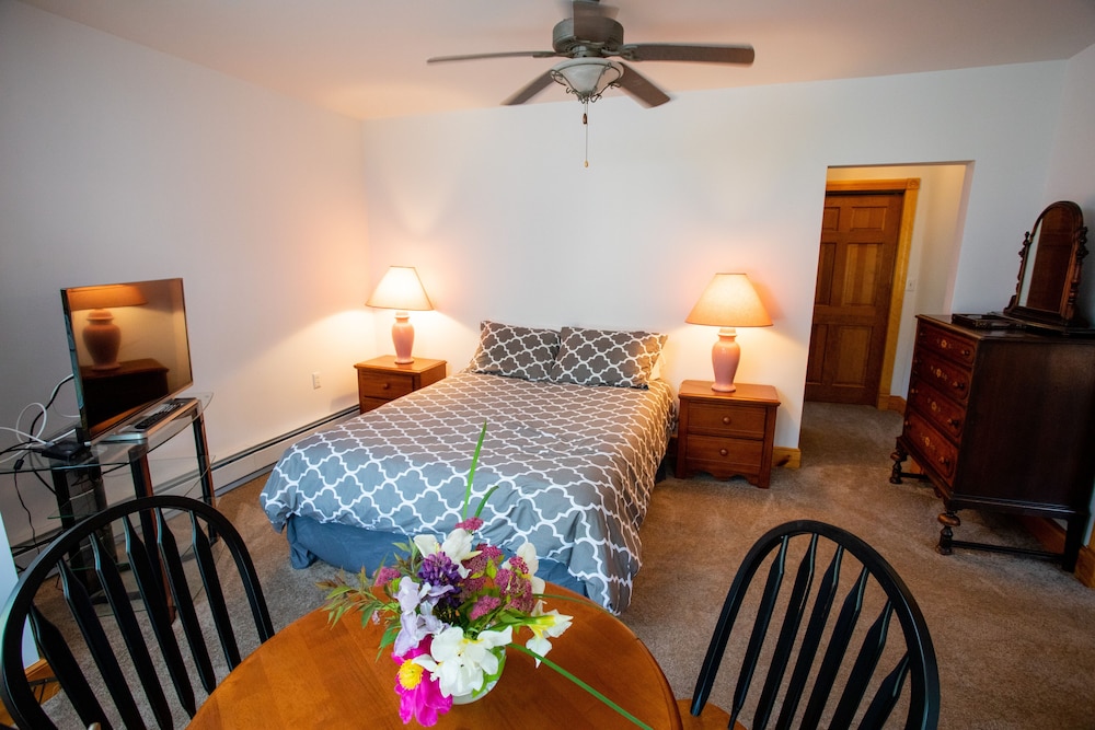 Blue Hill Lodge