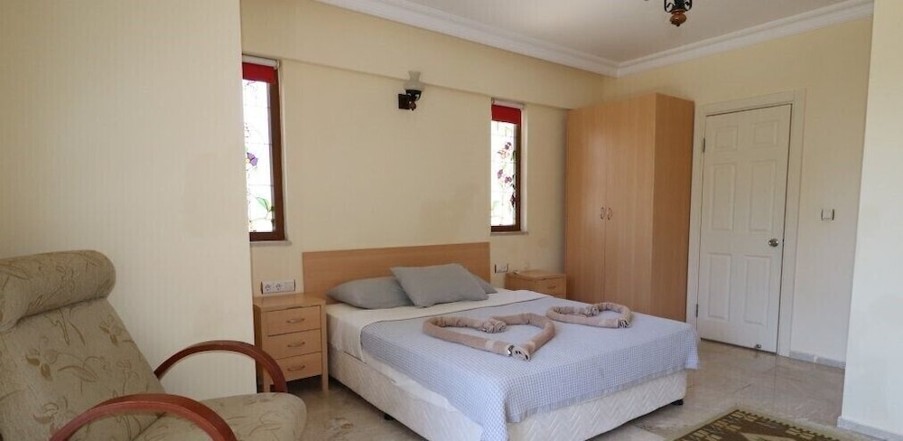 Villa AX12 by JoyLettings view 3