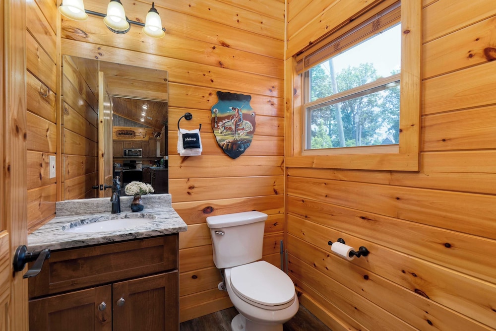 Evergreen Echo by Avantstay Cabin w/ Mountain Views, Theater, Game Room, and Hot Tub