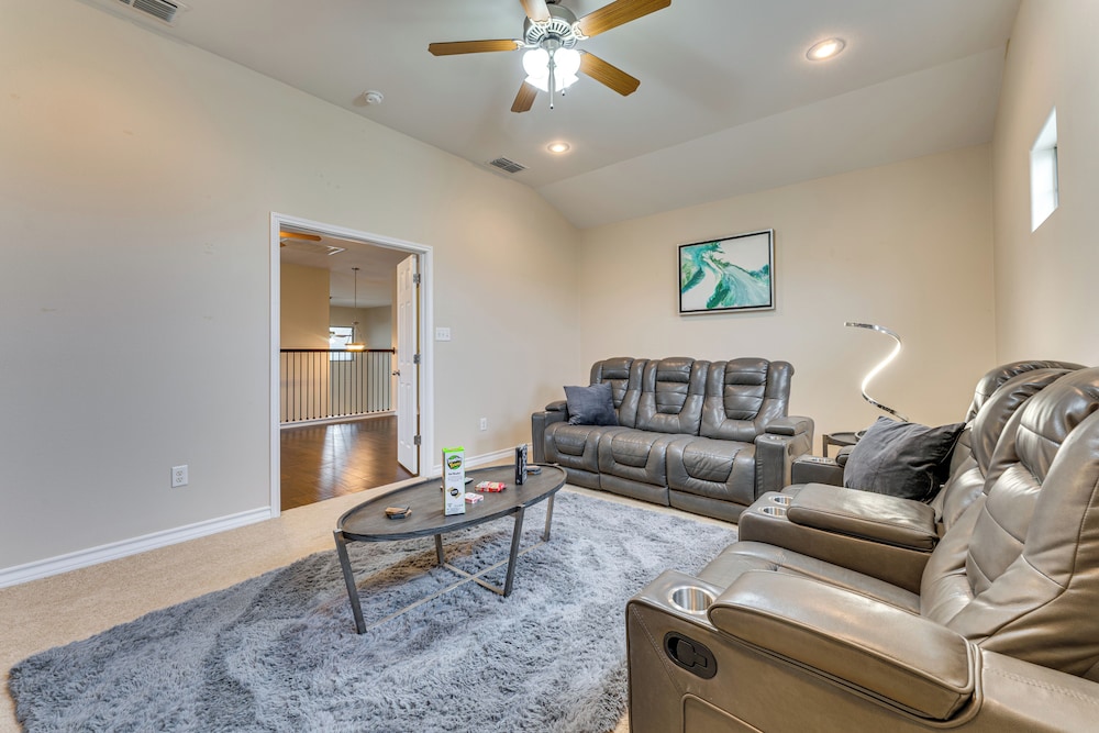 7 Mi to Lake Casa Blanca: Laredo Family Home!