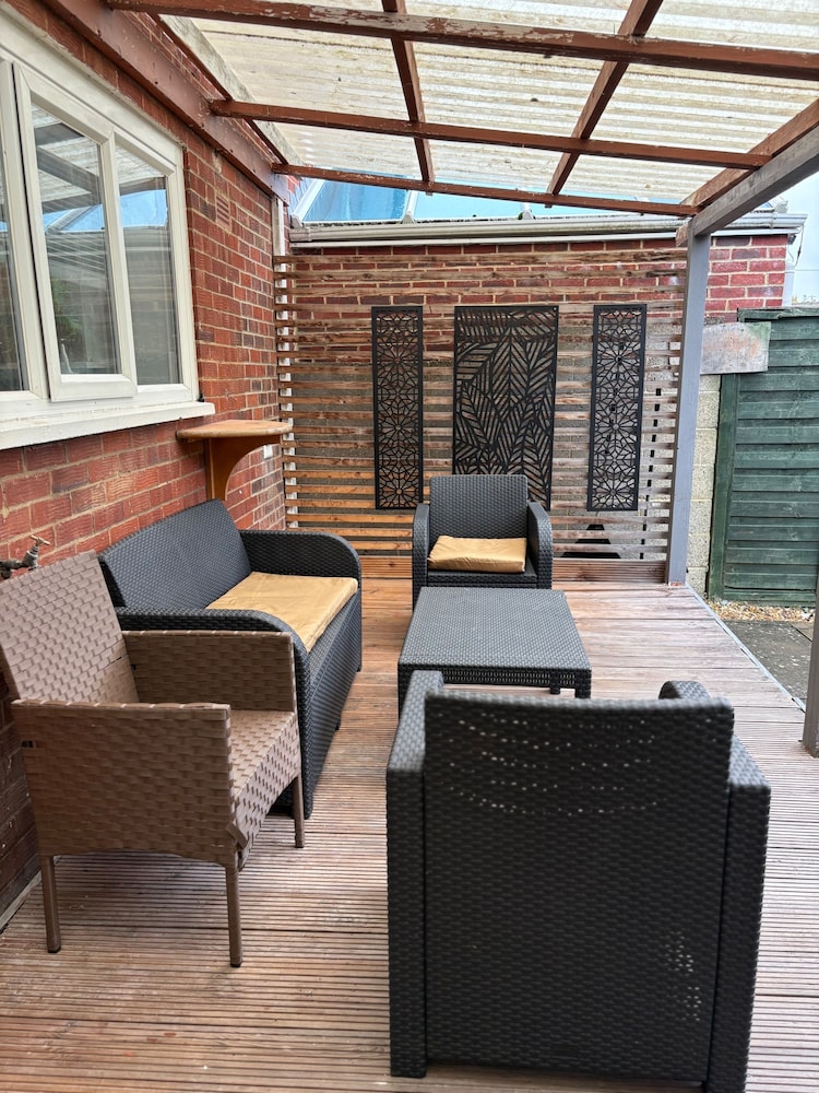 Modern and Spacious 3 Bed Retreat - Bracknell