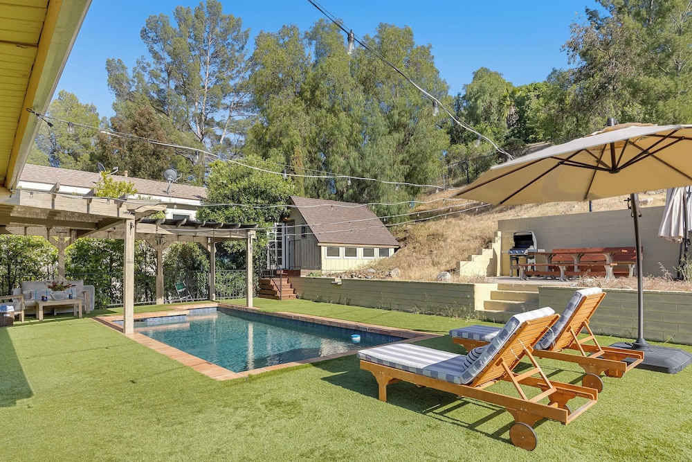 Designer Retreat w/ Pool, Firepits, Panoramic Views The Lake House at Malibu
