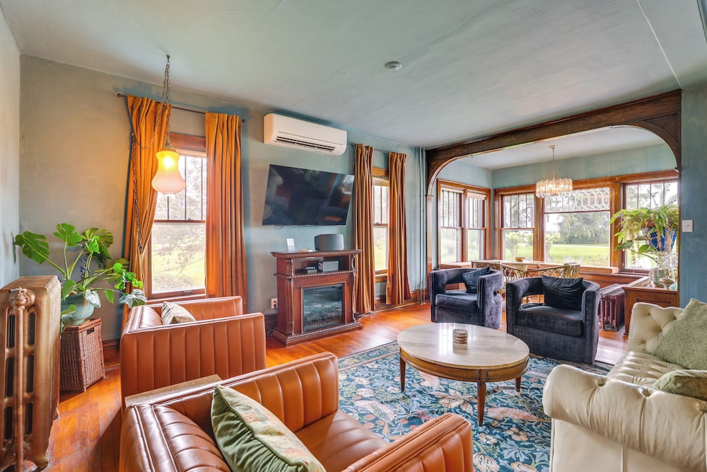 Group Getaway: Luxe Farmhouse in Mt Horeb!