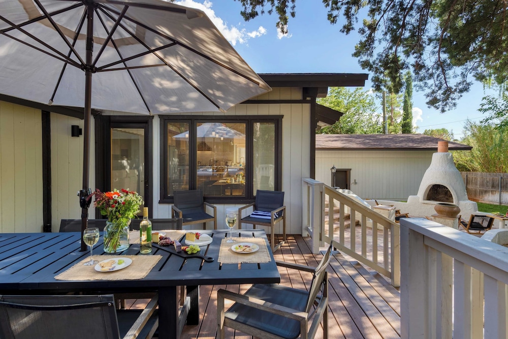 Hot Tub, Sauna & Red Rock Views Near Sedona Trails Sedona Serenity Retreat by Avantstay