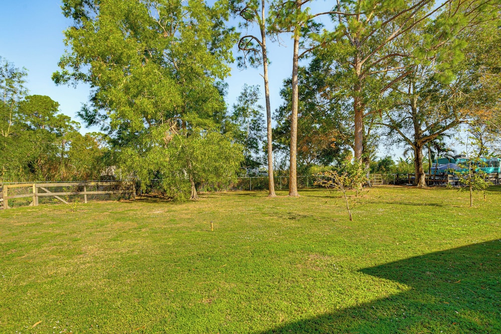 Peaceful Loxahatchee Apartment w/ Covered Porch