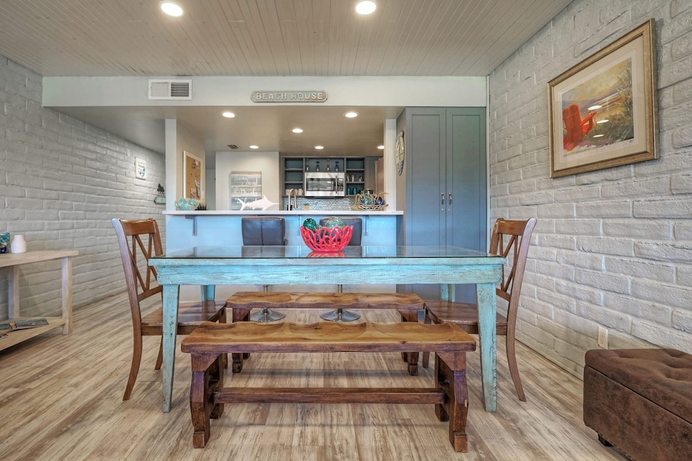 Pour Me a Vacation Mins to Beach Community Pool Tennis Court Private Balcony