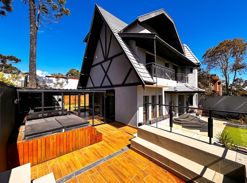 Casa com 4 Su tes Jacuzzi e Lareira Externa