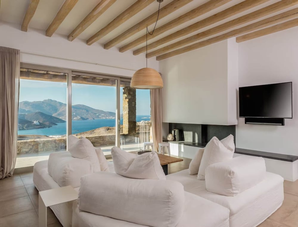 Charming Villa Near Ftelia Beach