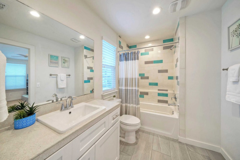 Sleeps 20 2 Homes in Mercer Village w/ Pool Heart of Old Town, Walkable