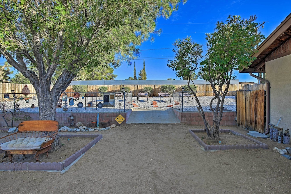 Charming Home, 8 Mi to Joshua Tree Natl Park