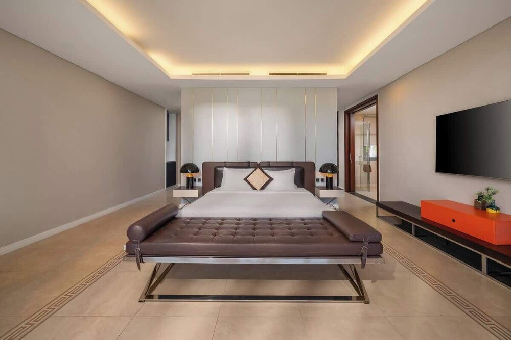 8BR Beachfront Eden: Luxury Events & Getaways