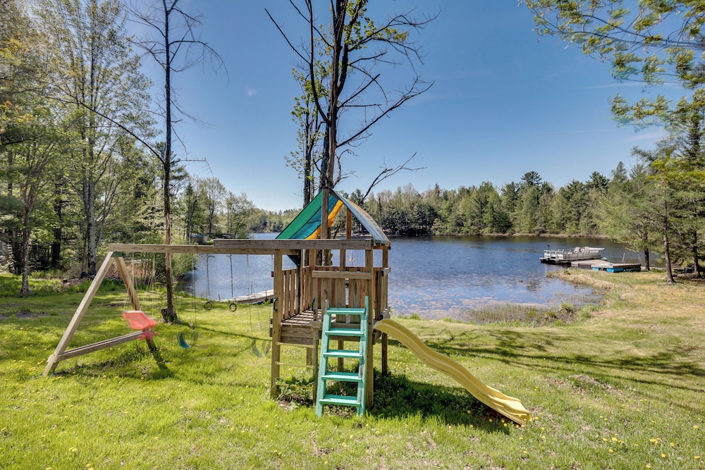 Lakefront Family Cabin w/ Views in Medford
