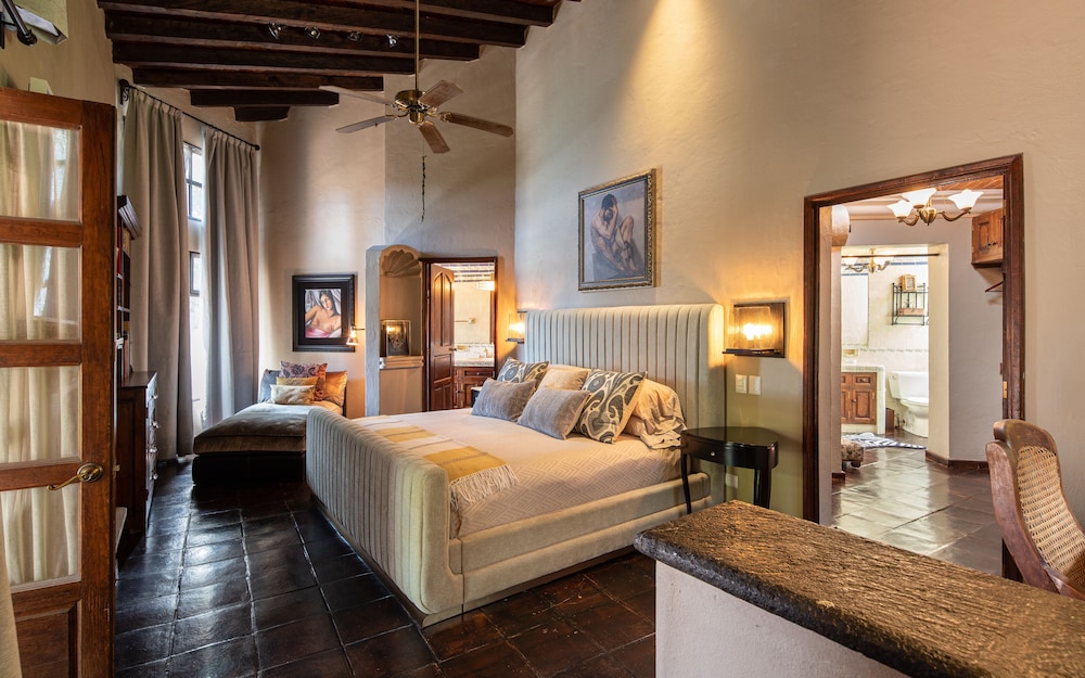 HOLT - Classic Chalet with Pool Overlooking Parroquia
