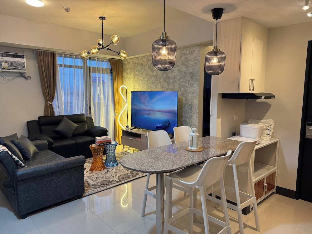 Modern & Spacious 2BR 68 sqm Condo in Manhattan Heights Pool View