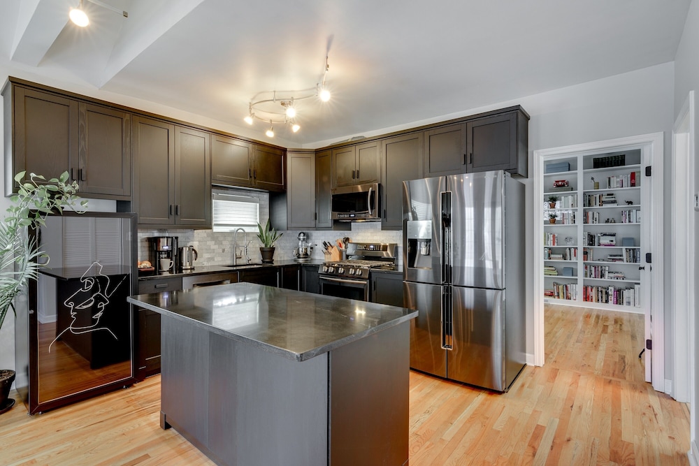 Division St Designer Home in Heart of Wicker Park by AllSet Turnover photo 2
