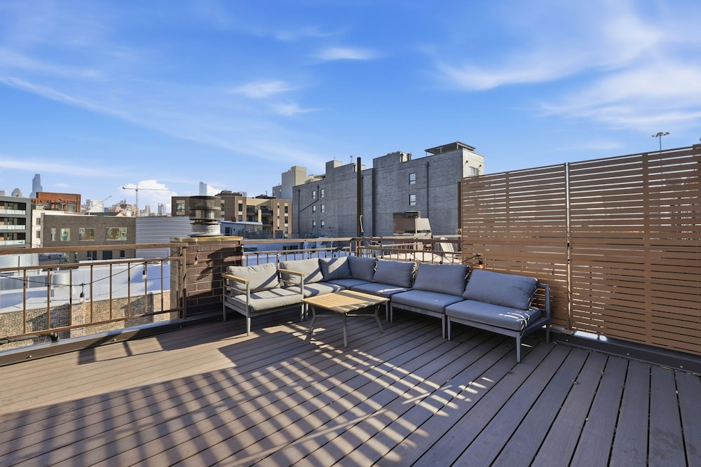 Modern 4-bedroom Townhouse in River West