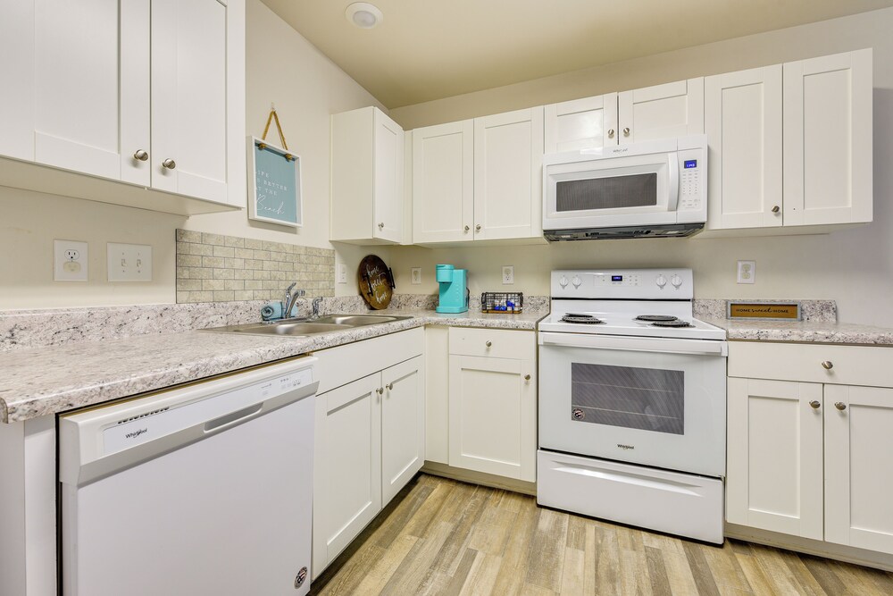 9 Mi to Shore: Family-friendly Sunset Beach Home