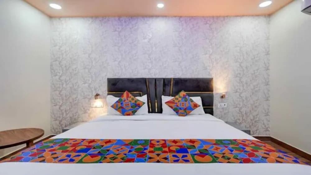 Fabhotel Raas Plaza
