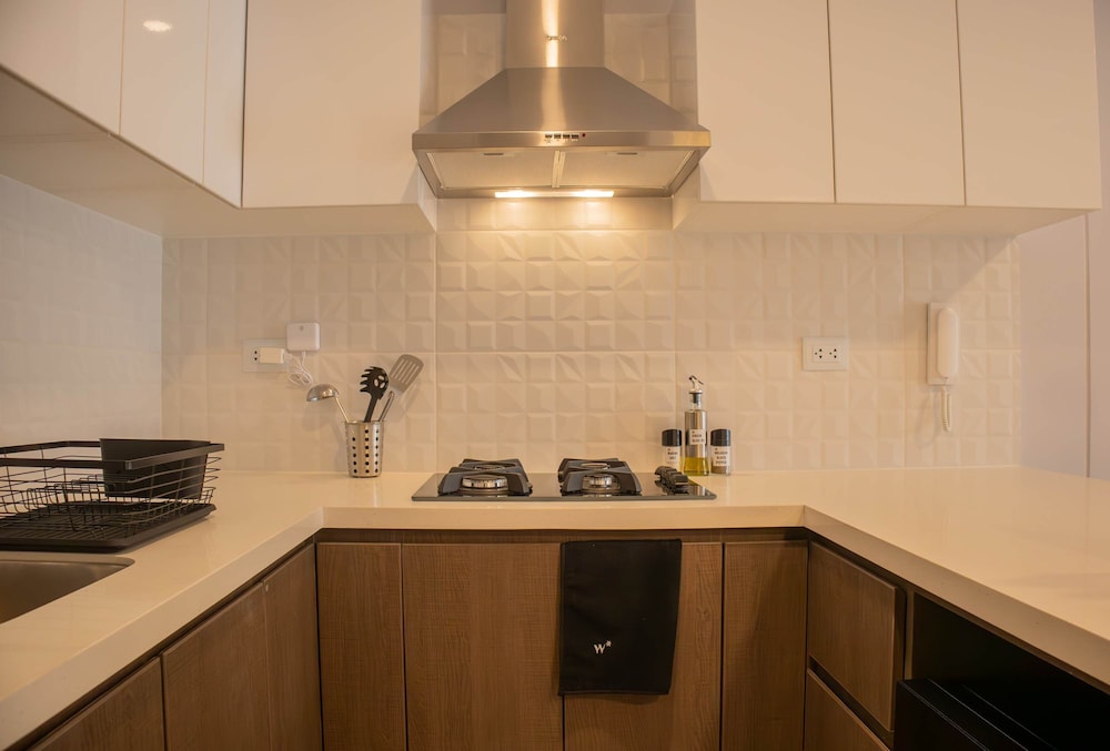 w Sunlit 1BR w Private Balcony in Miraflores
