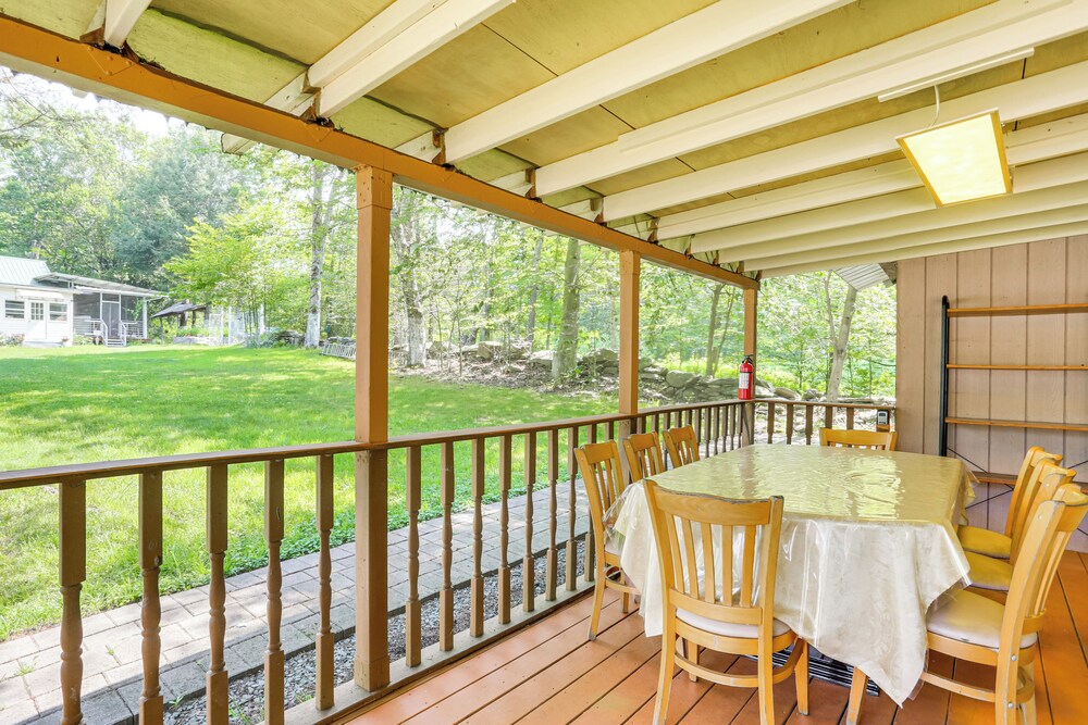 5 Mi to Monticello Raceway: Cabin w/ Pool Access!