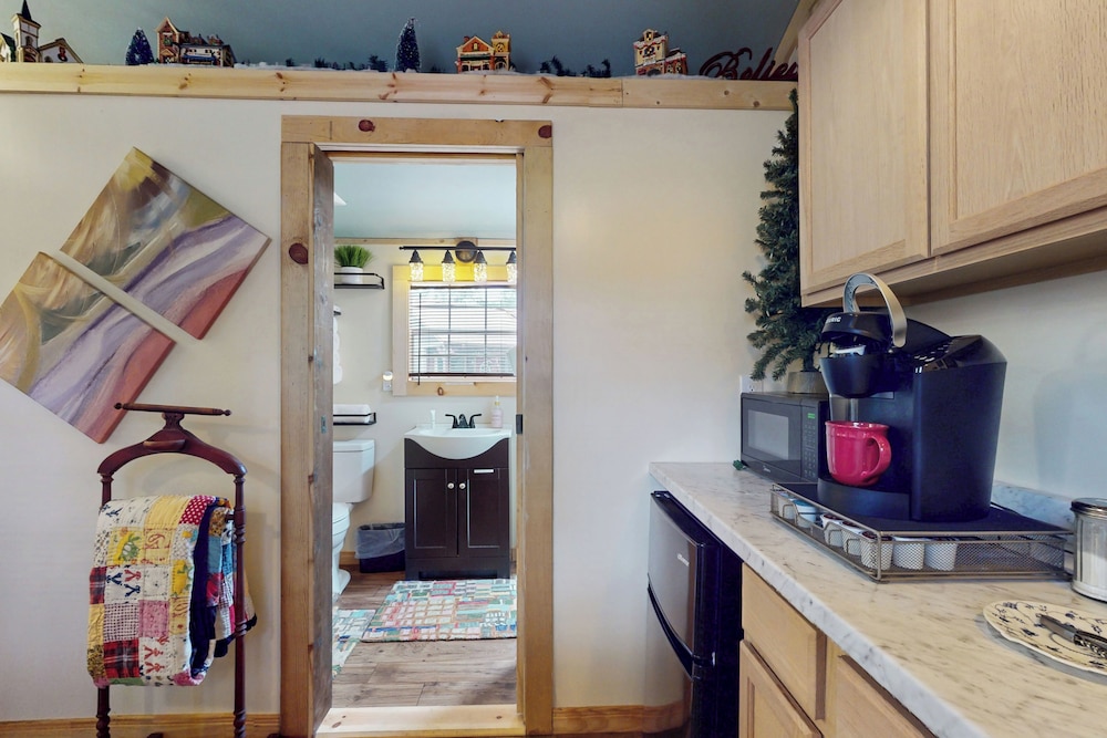 1BR Rustic Cabin w/ Kitchenette, Streaming & Wifi