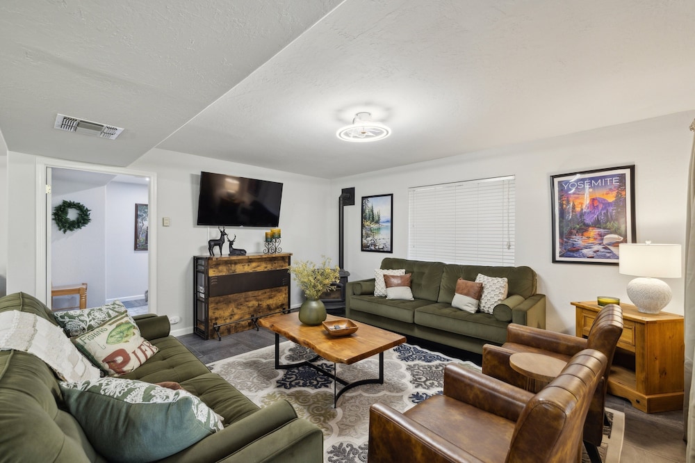 Whispering Pines Retreat 5 Bedroom Home by Yosemite Region Resorts