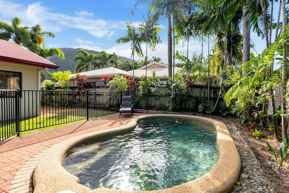 3-bed Family Home With Pool & BBQ by the Beach