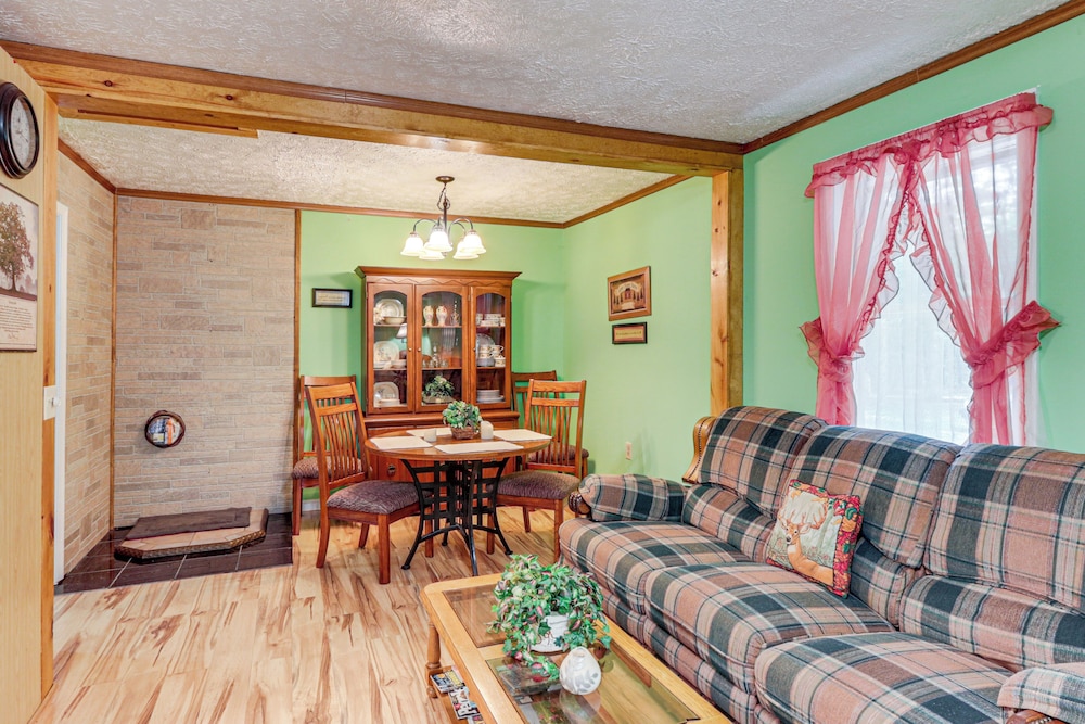 3 Mi to Potomac River: Remote Cabin in Springfield