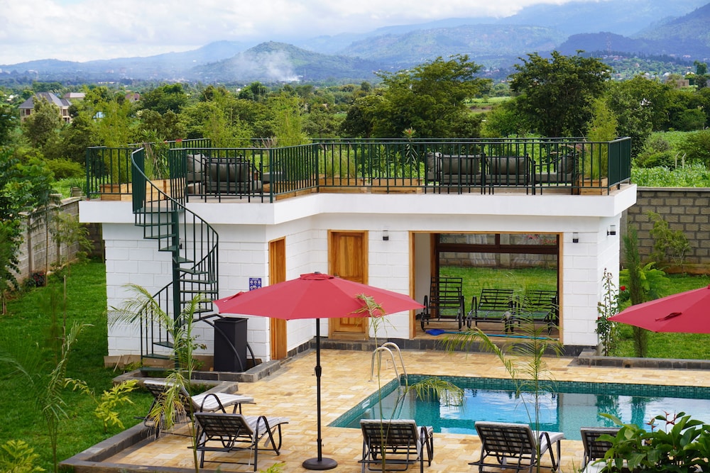 Moyoni Africa Lodge & Tours