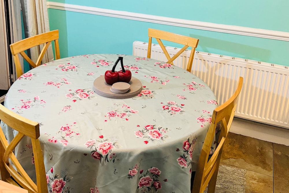 House - Sleeps 9 - Garden - Pet Friendly - Parking