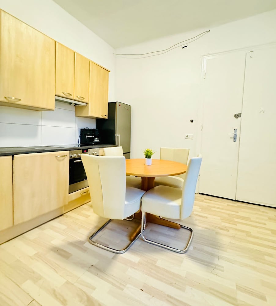 Simple 3BR Apartment for 6 FAC Platz