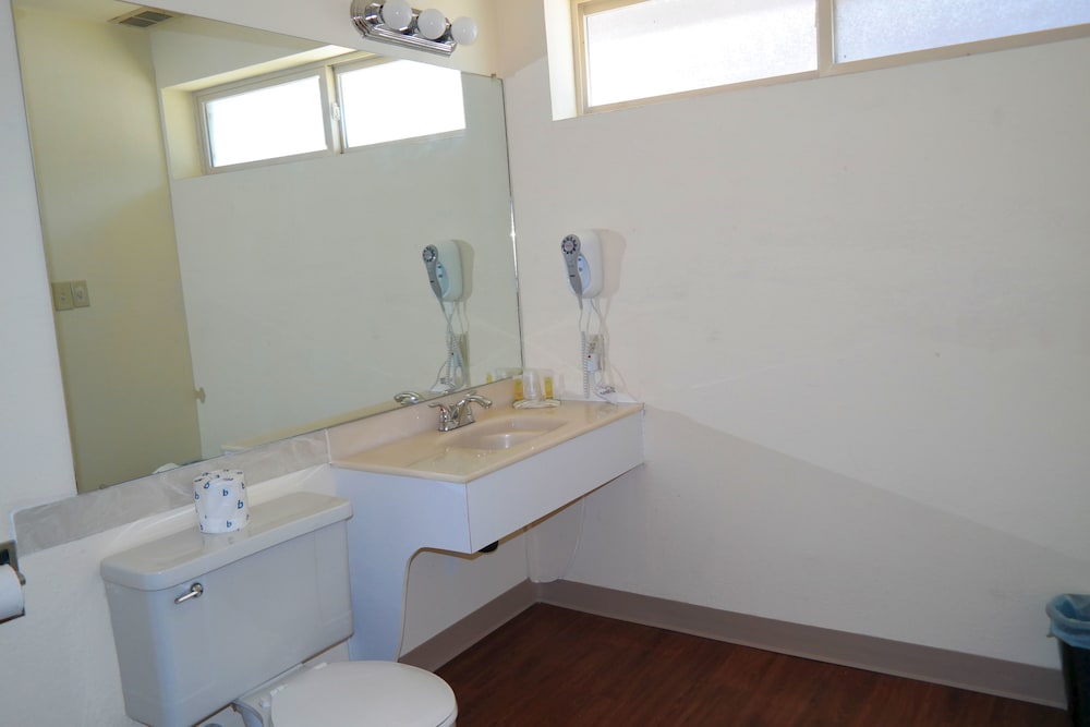 Klamath Falls Vacations - River Park Inn - Property Image 5