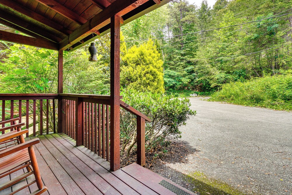 5 Mi to Gsmnp: Cabin w/ Hot Tub & Game Area