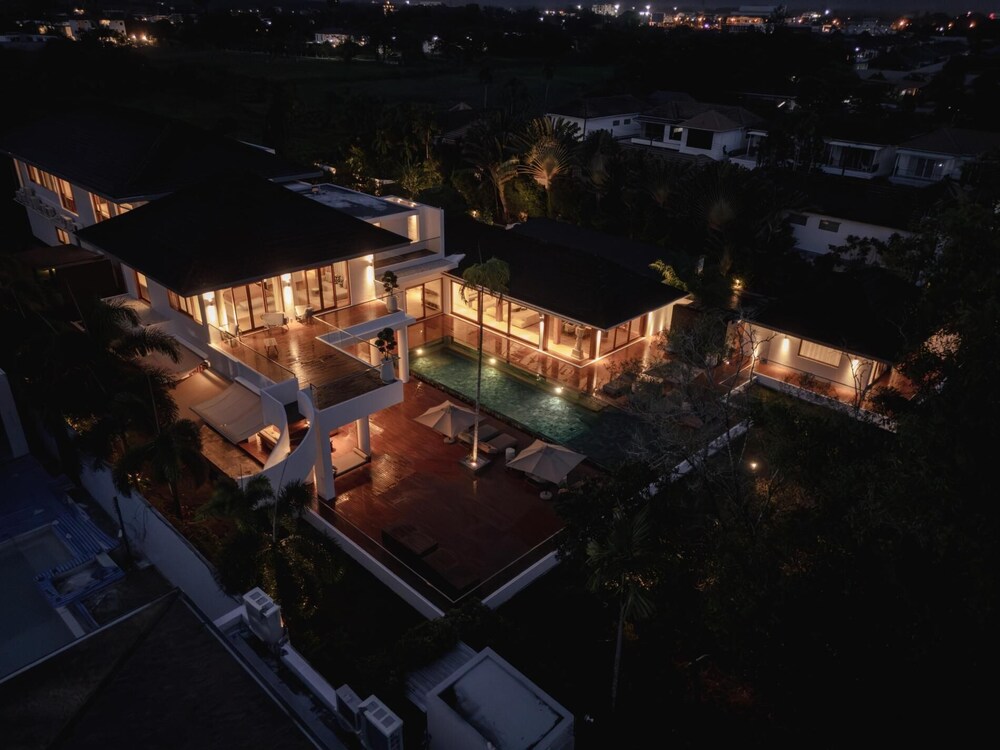 Luxurious 5bedroom White Estate Villa Private Lake