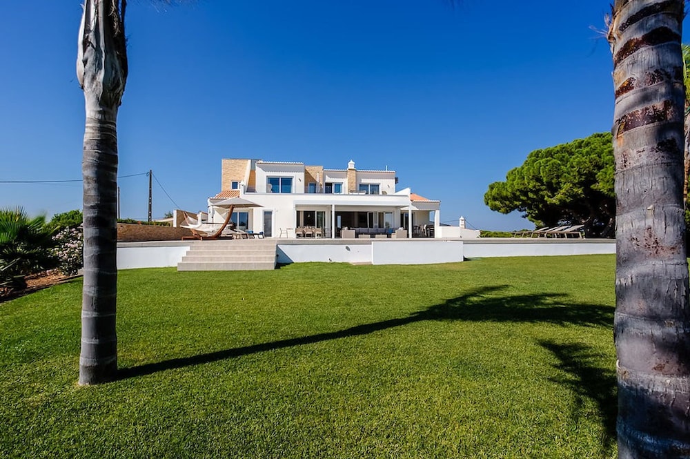 Goldeneye Luxury 6 Bedroom Villa With Infinity P
