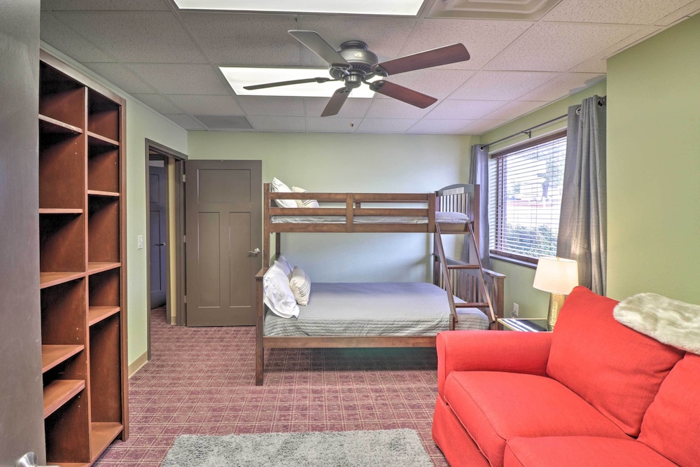 Roomy Multi-family Retreat in Dtwn Mountain Home! view 5