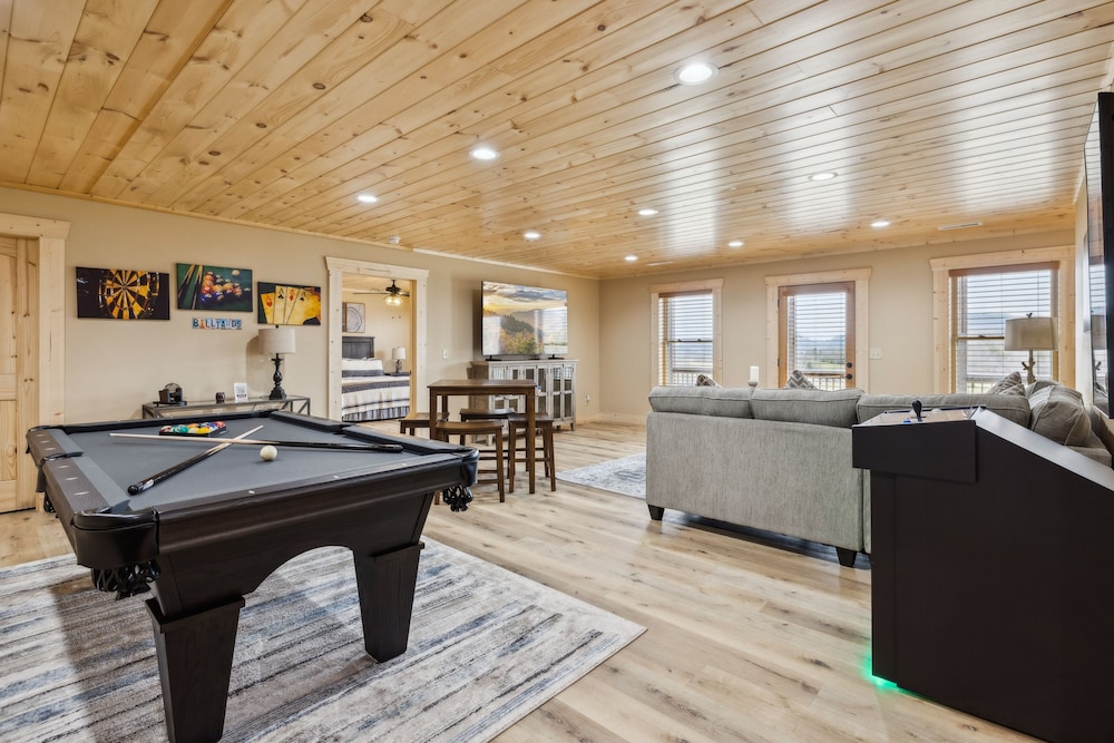 Robeson Hood Lodge 4 Bedroom Home