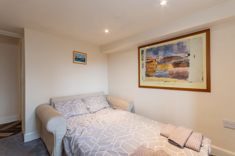 Cellardyke 3-bed Cottage, Sleeps 6 by Seafront view 2