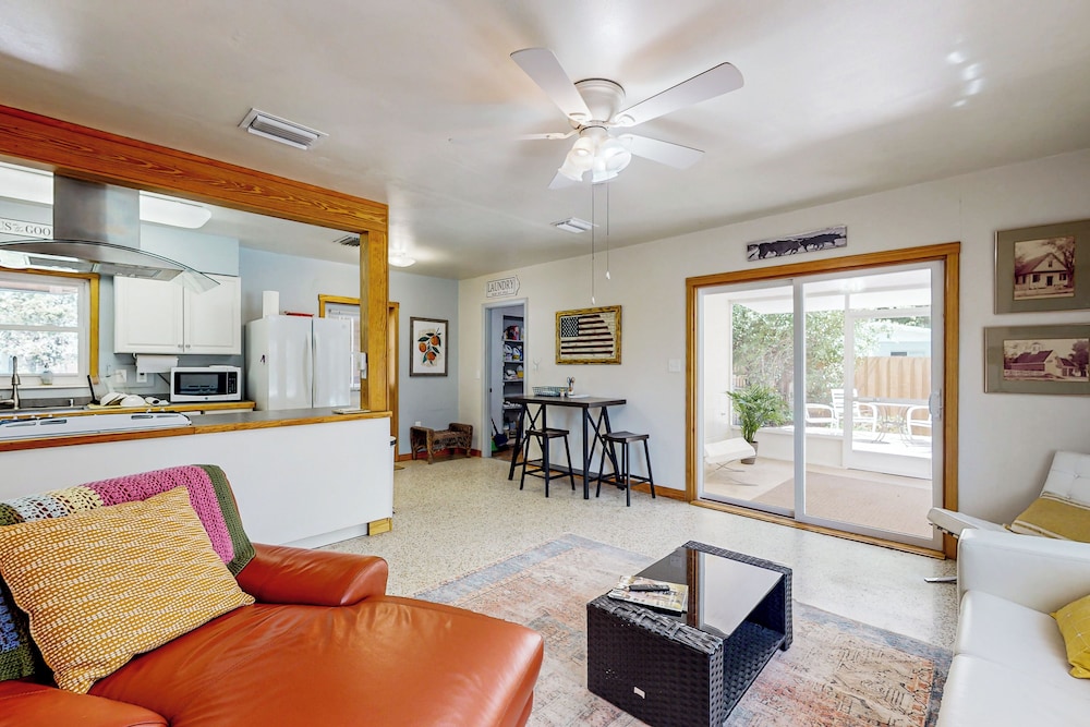 3BR Dog-friendly Home w/ Pool, Fireplace, W/d, A/C
