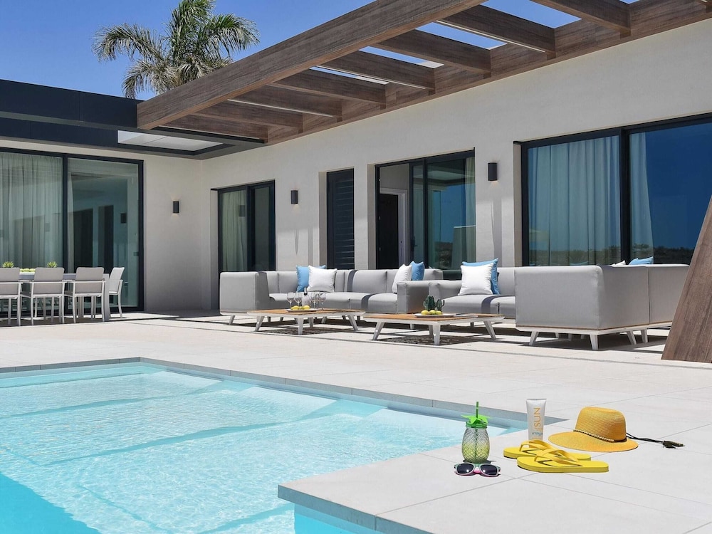 Villa in Salobre With Pool & Golf Nearby