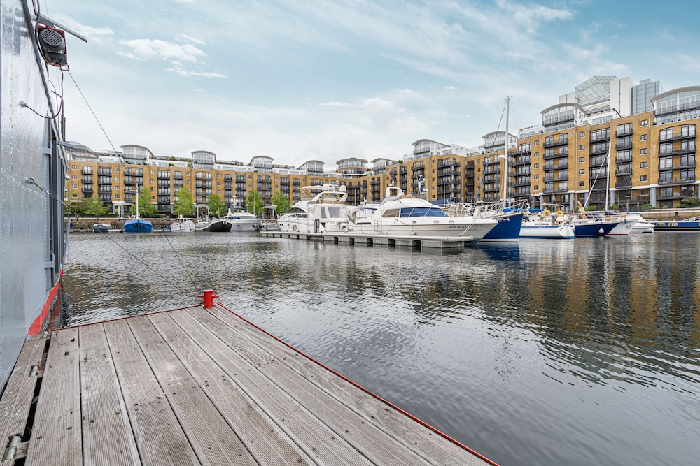 JOIVY Stunning 5-Bed Boathouse On The River Thames