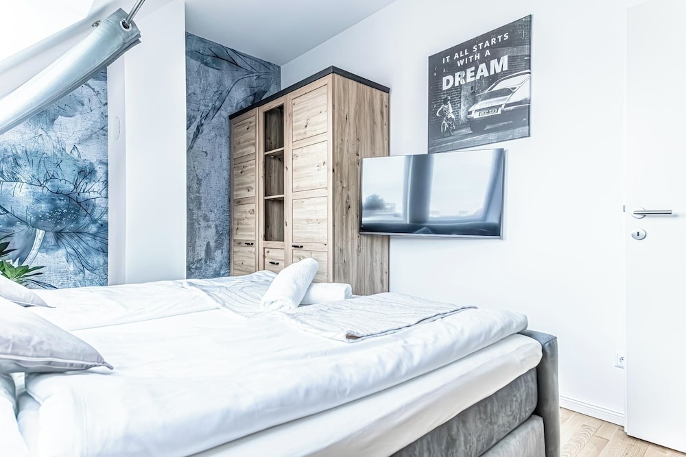 Luxury AC Balcony Apartment City Center